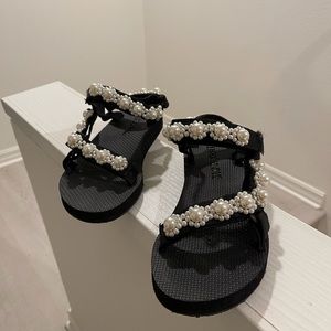 ARIZONA LOVE
Trekky Chic faux pearl-embellished canvas platform sandals- size 8